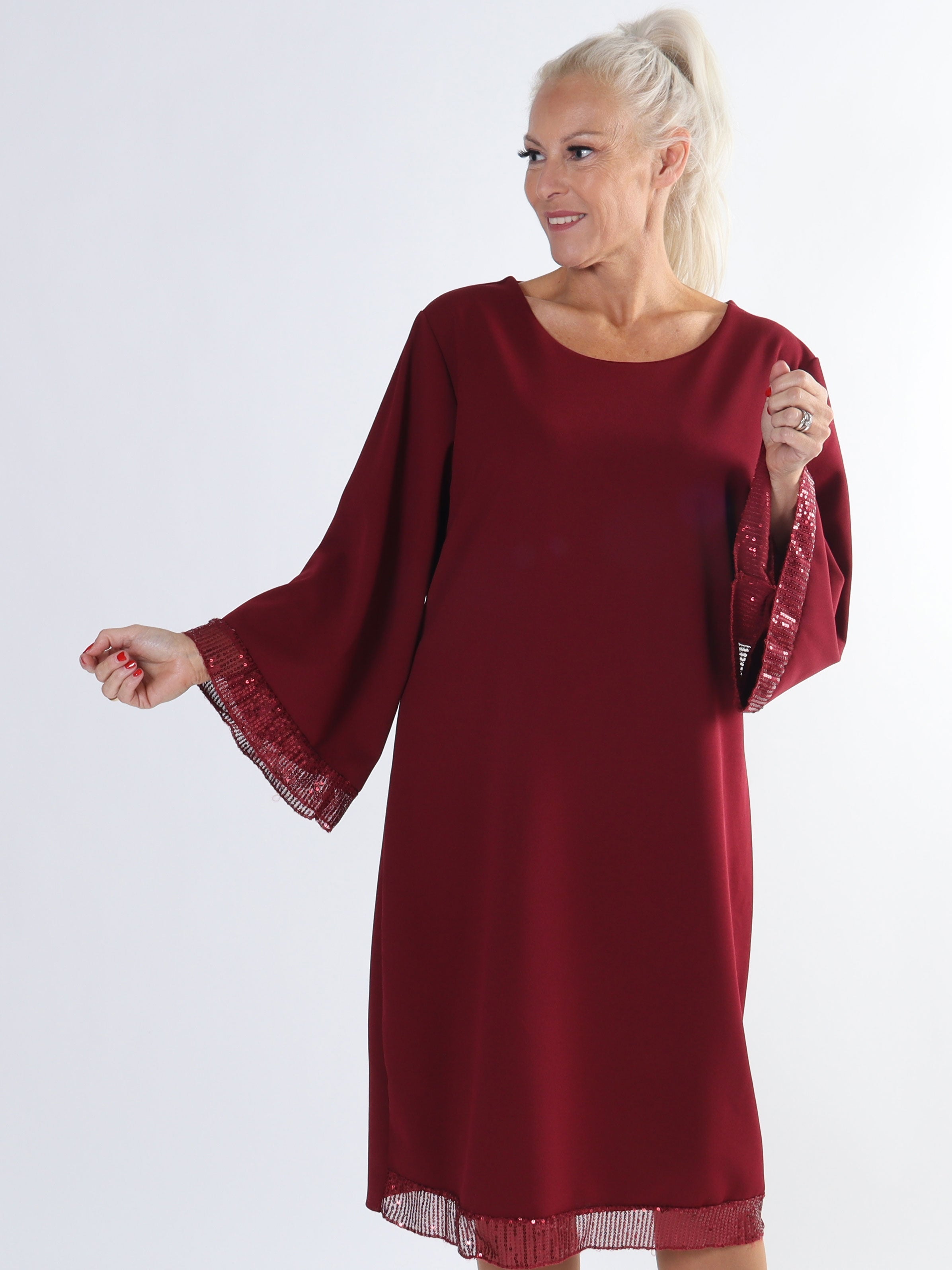 Lanza - Fin klänning i stora storlekar med paljettkanter